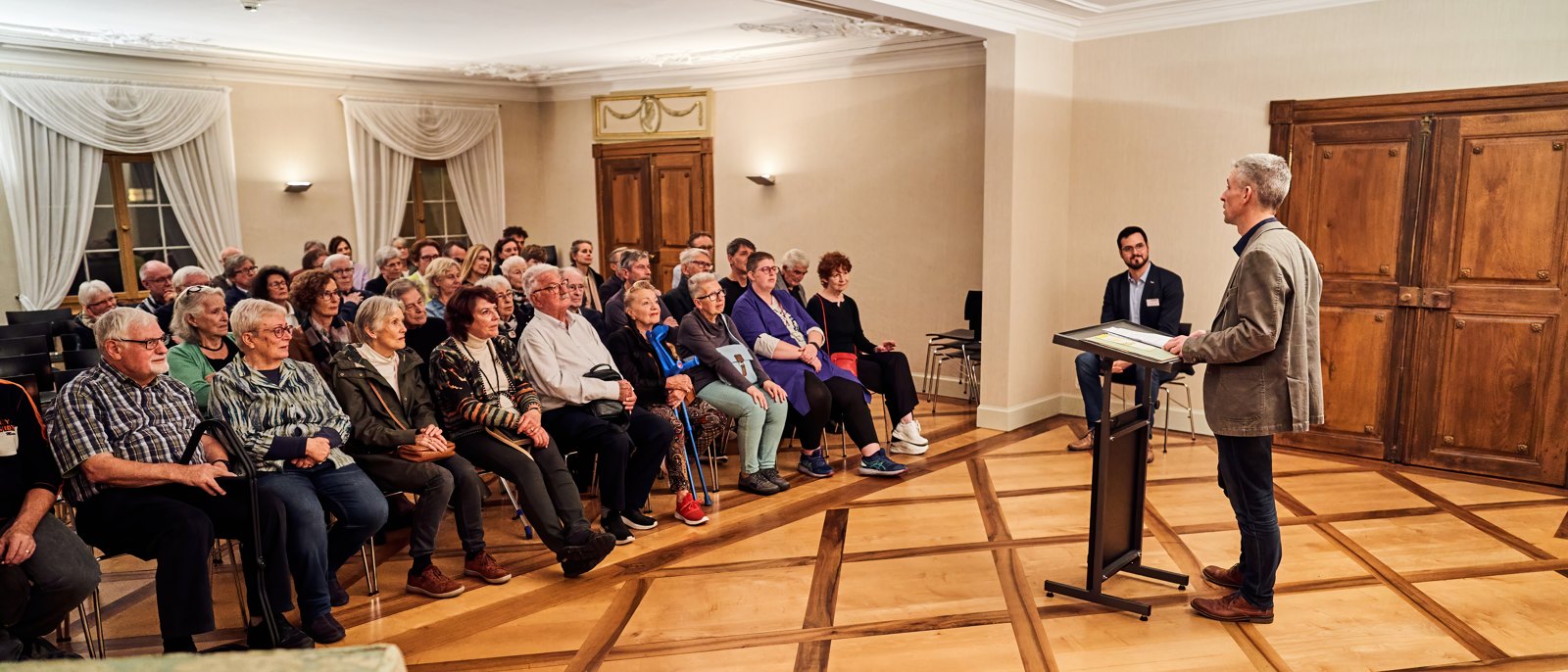 Ein voll besetzter Saal im Museum Rosenegg während eines Vortrags